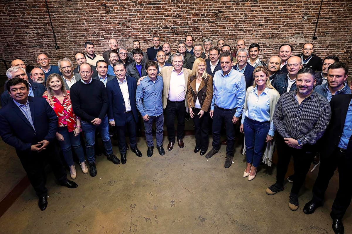 Los precandidatos a presidente y a gobernador de Buenos Aires del Frente de Todos, Alberto Fernández y Axel Kicillof, mantuvieron por primera vez juntos una reunión con los intendentes peronistas bonaerenses