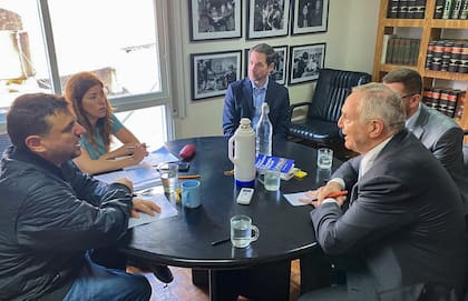 Los precandidatos Juan Grabois y Paula Abal Medina recibieron al embajador de Estados Unidos, Marc Stanley