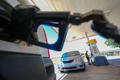 Los precios del combustible podrían subir tras sanciones de EEUU y UE a Rusia