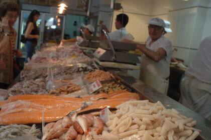 Los precios del kilo de merluza oficial difieren de los que pueden observarse en los comercios minoristas, dicen las asociaciones de consumidores.