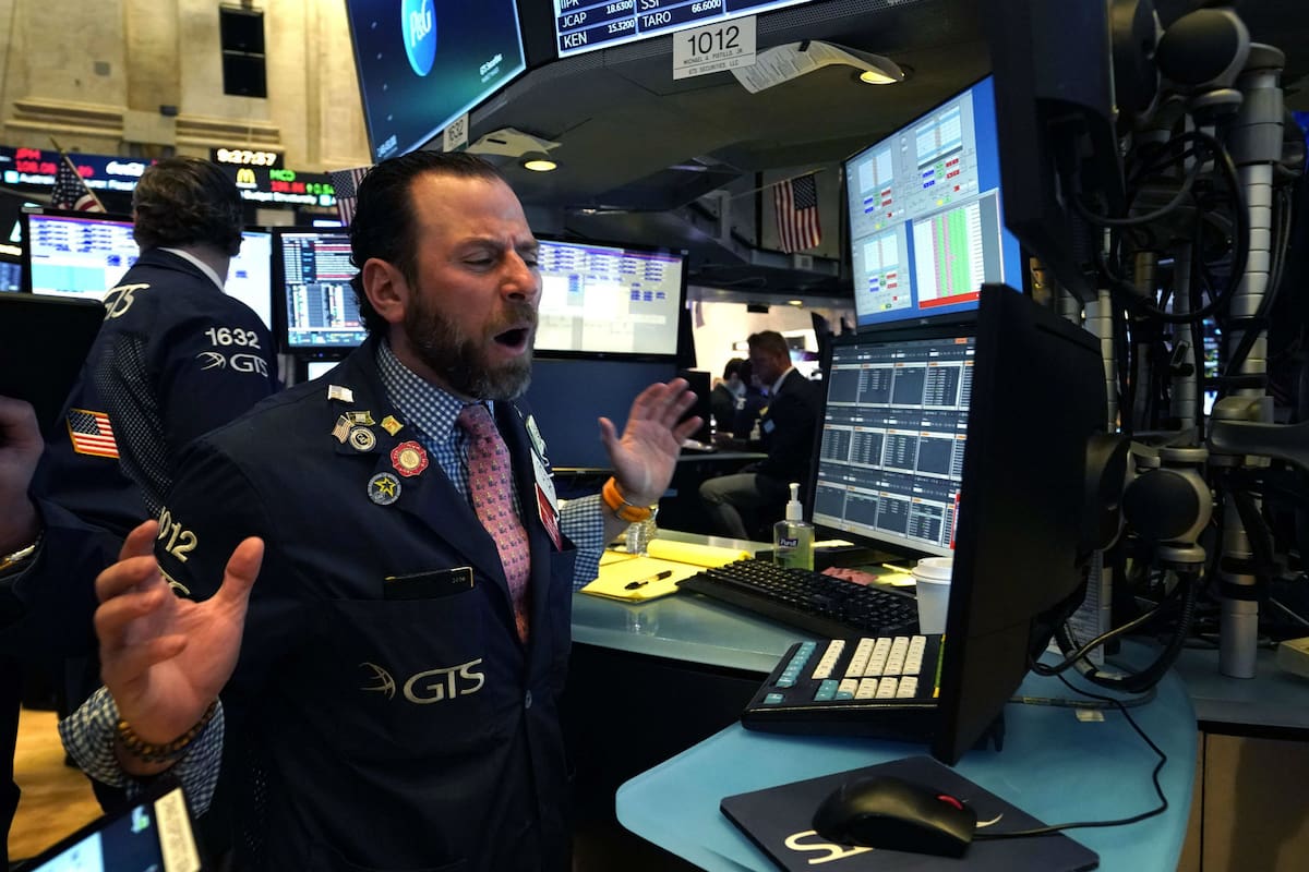 Los precios del petróleo anotaron su peor día en casi tres décadas. Arabia Saudita recortó su precio oficial de venta del crudo después de que Rusia se negó a bajar la producción, medida que intentaba acompañar un contexto de menor demanda provocada por el brote de coronavirus, pero generó el confli