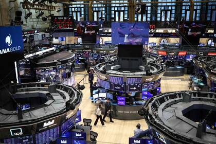 Los precios del petróleo subieron el martes y las acciones cayeron tras los ataques estadounidenses e israelíes contra la importante terminal de exportación de petróleo iraní en la isla de Kharg