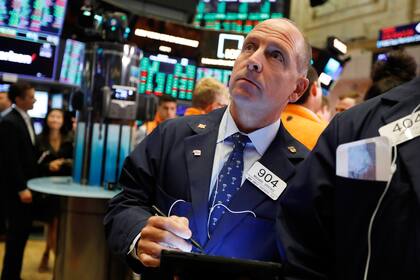Los precios del petróleo subieron este lunes y los índices de la bolsa bajaron