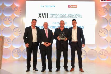 Carlos y Cristóbal Chiavassa con la distinción para Grupo Chiavassa, Mejor Productor Lechero
