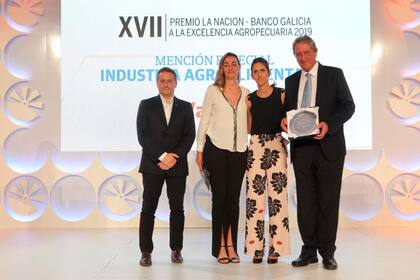 María Florencia Ricca, María Victoria Ricca y Alfredo Ricca, de ValorA, que recibió una mención