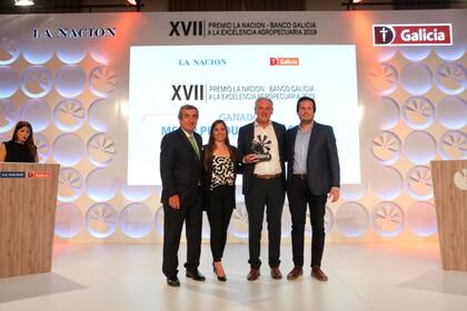 En el centro con el premio Atilio Benedetti, de Tierra Greda, ganador en la categoría Mejor Productor de Carne
