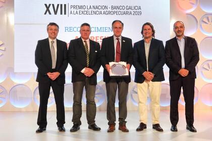 Alejandro Petek, presidente de Aapresid, con el reconocimiento para la entidad