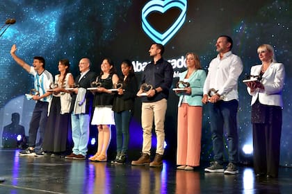 Los premiados, todos grandes hacedores, disfrutan de los merecidos aplausos en el escenario