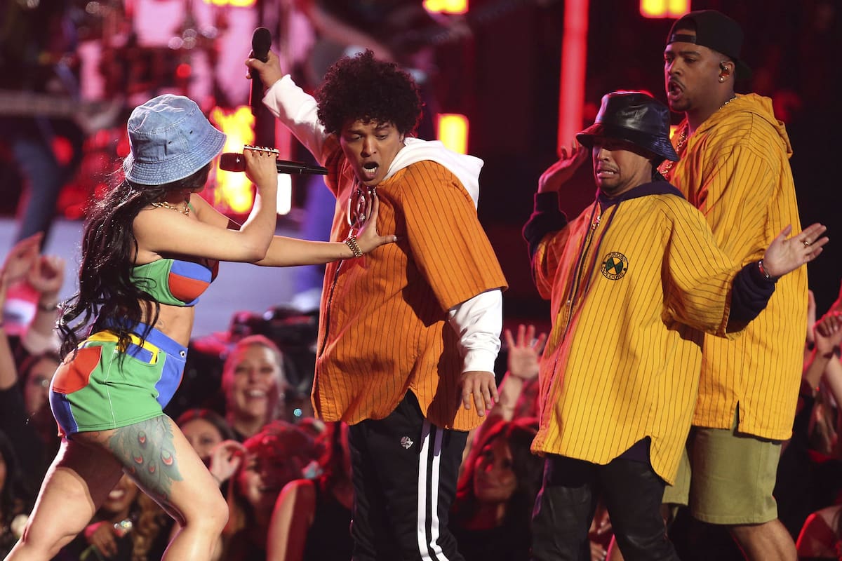 Los Premios Grammy festejaron sus 60 ediciones en medio de una industria musical fortalecida por el streaming y poco afecta a reflejar los vientos de cambio que soplan en el mundo del entretenimiento y la sociedad norteamericanos. Bruno Mars, aquí con la rapera Cardi B, el gran ganador de la noche