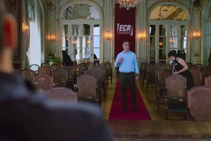 Los preparativos del último acto de campaña del pastor Emilio, en un salón del Alvear Palace Hotel