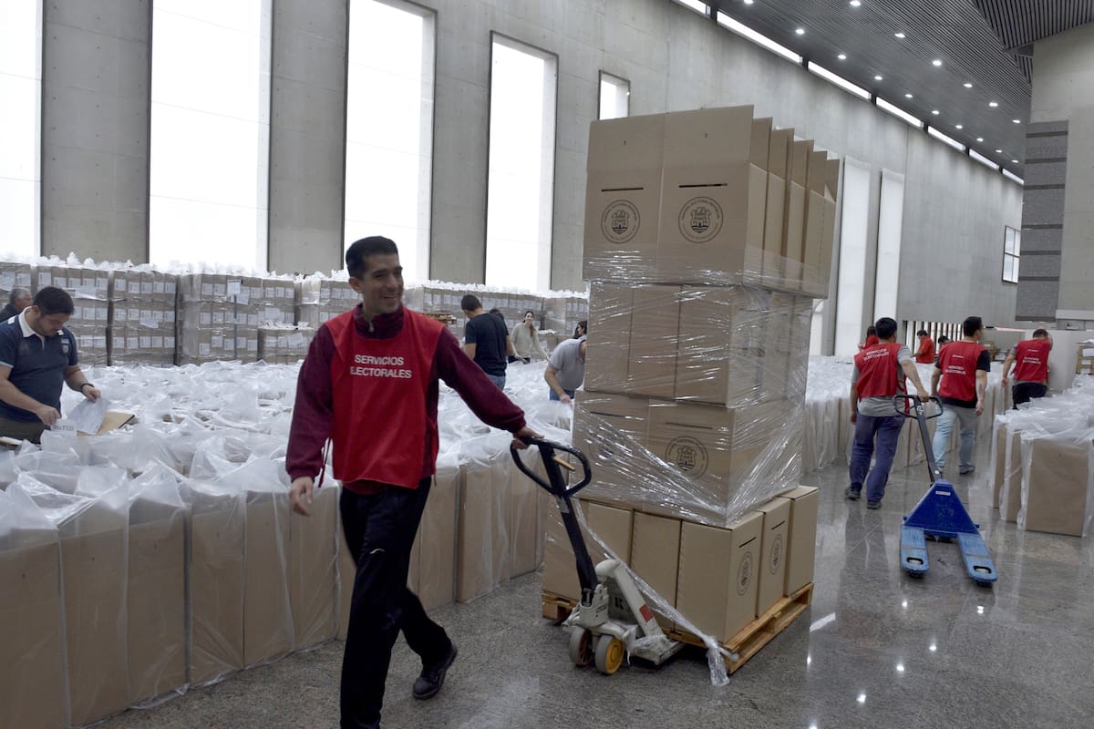 Los preparativos electorales ayer, en Córdoba