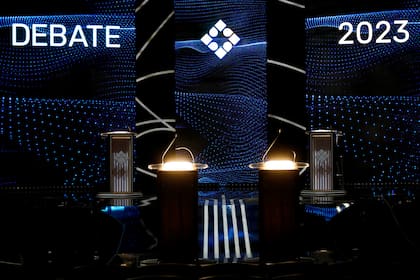 Los preparativos para el tercer debate presidencial 2023, en la Facultad de Derecho, entre Sergio Massa, candidato por Unión por la Patria y Javier Milei, candidato por La Libertad Avanza