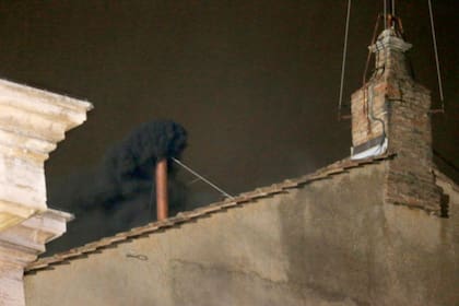 Los preparativos para enviar el mensaje de humo son minuciosos.