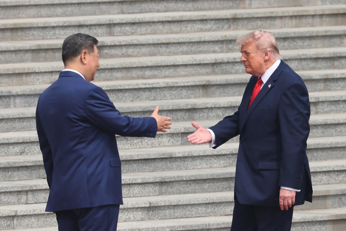 Los presidente Xi Jinping y Donald Trump se saludan en Pekín antes de su primera reunión en la capital china.