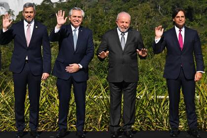 Los presidentes Abdo Benítez, Fernández, Lula y Lacalle Pou, este martes en Puerto Iguazú (NELSON ALMEIDA / AFP)