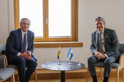 Los presidentes Alberto Fernández y Guillermo Lasso, la semana pasada, en Bruselas, intentaron dejar atrás el conflicto por la fuga de una exfuncionaria de Rafael Correa