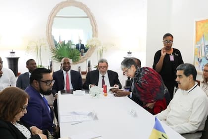Los presidentes de Guyana y Venezuela, Mohamed Irfaan Ali y Nicolás Maduro, en San Vicente y las Granadinas