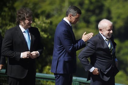 Los presidentes de la Argentina, Javier Milei; de Paraguay, Santiago Nieto, y de Brasil, Luiz Inácio Lula da Silva