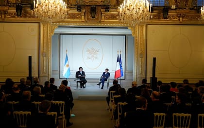 Los presidentes de la Argentina y de Francia, Javier Milei y Emmanuel Macron en el Palacio del Elíseo