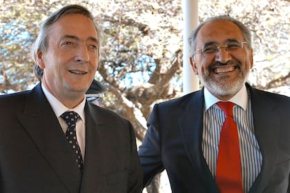 Los presidentes de la Argentina y Paraguay, Néstor Kirchner y Carlos Mesa Gisbert, en 2004
