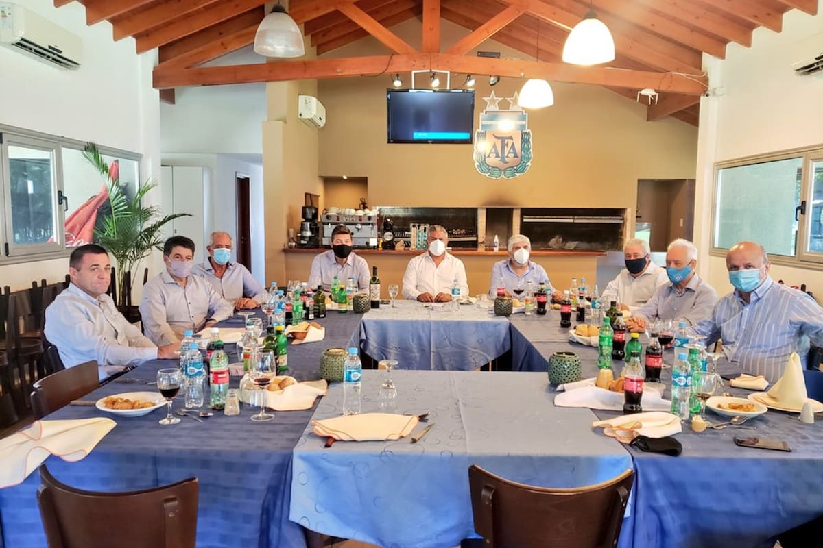 Los presidentes de los cinco grandes, más Lanús y Vélez almorzaron con Claudio Tapia y Pablo Toviggino en Ezeiza para delinear el futuro contrato de TV del fútbol argentino.