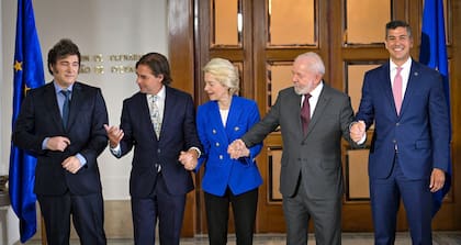 Los presidentes del Mercosur y la presidenta de la Comisión Europea en la última cumbre en Montevideo, Uruguay