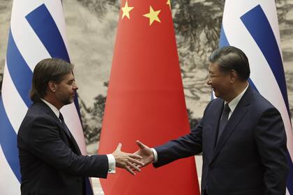 Los presidentes Luis Lacalle Pou y Xi Jinping, en el Gran Salón del Pueblo, en Pekín. (Florence Lo/Pool via AP)