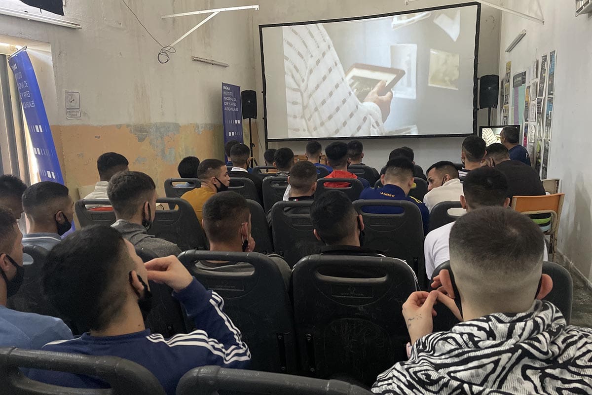 Los presos podían mirar películas gracias al programa "Cine en cárceles" del Incaa