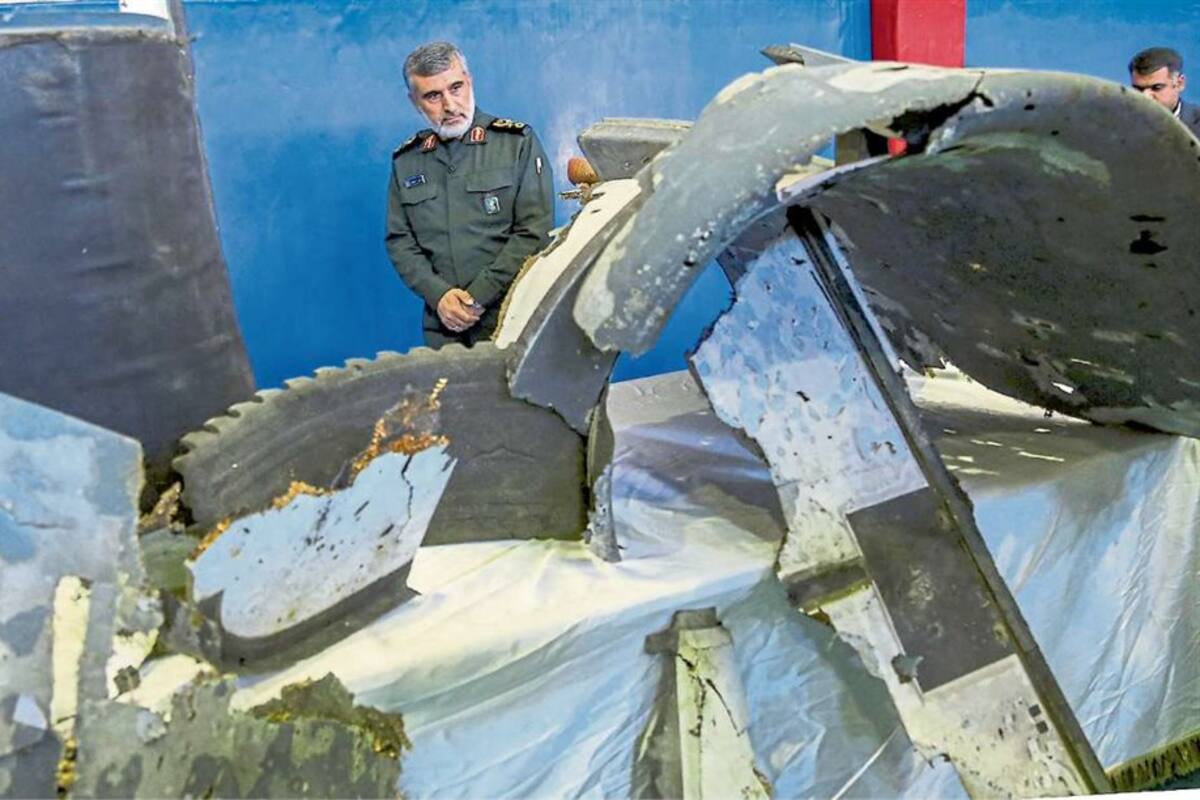 Los presuntos restos del dron abatido, ayer, a la vista en Teherán