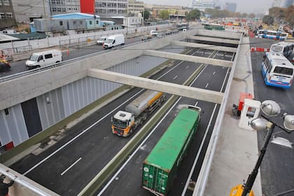 Los primero vehículos en circular por el Paseo del Bajo