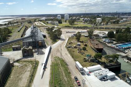 Los primeros 32 aerogeneradores llegaron al puerto de Bahía Blanca y desde ahí están siendo trasladados hasta Azul.