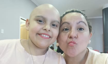 Los primeros años de Mía transcurrieron en una dulzura inolvidable. Jugaba con una vitalidad que llenaba la casa de risas, y su primera palabra, "papá", desató una oleada de celos tiernos en su madre.