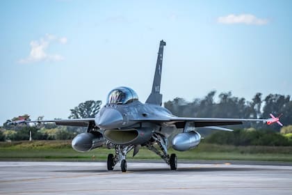 Los primeros aviones caza F-16 permanecen desde diciembre pasado en Río Cuarto, a la espera de ser trasladados a Tandil