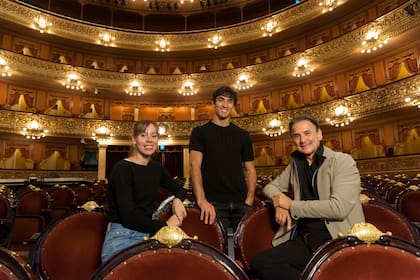 Los primeros bailarines Elisa Badenes y Martí Fernández Paixà, con el director del Ballet de Stuttgart Tamas Detrich, en la "grandiosa" (grande y hermosa) sala del Teatro Colón