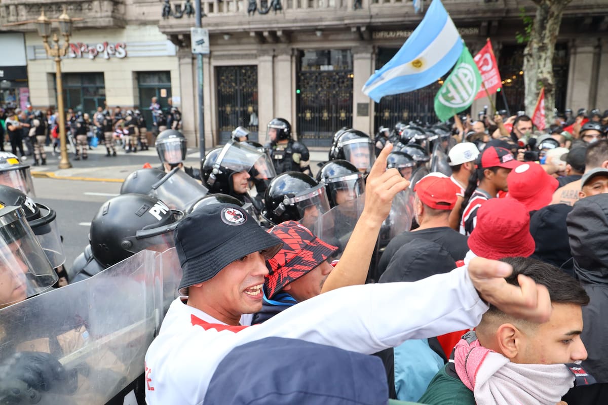 Los primeros choques con la policía entre los presuntos barras que participaron de la marcha de los jubilados