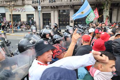 Los primeros choques con la policía entre los presuntos barras que participaron de la marcha de los jubilados