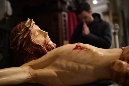 Los primeros cristianos representaban a Jesús vivo, pero luego los teólogos reinterpretaron su muerte en la cruz como un paso fundamental para su misión