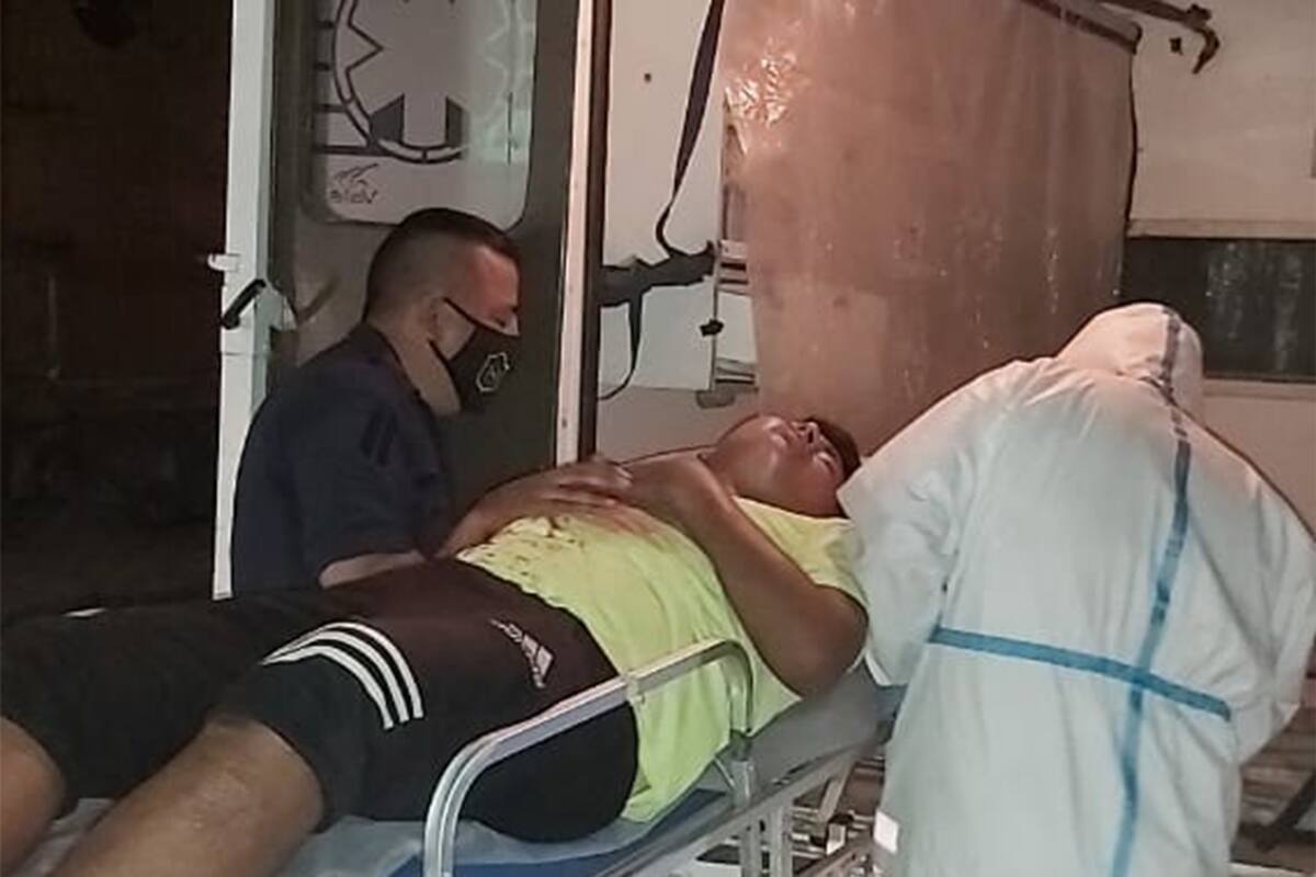 Los primeros datos de la investigación por el ataque de sicarios contra Rubén Vedia, un exconvicto de 42 años, y su hijo de 15 –herido, en la fotografía– indican que un narcotraficante boliviano ordenó el homicidio desde el otro lado de la frontera