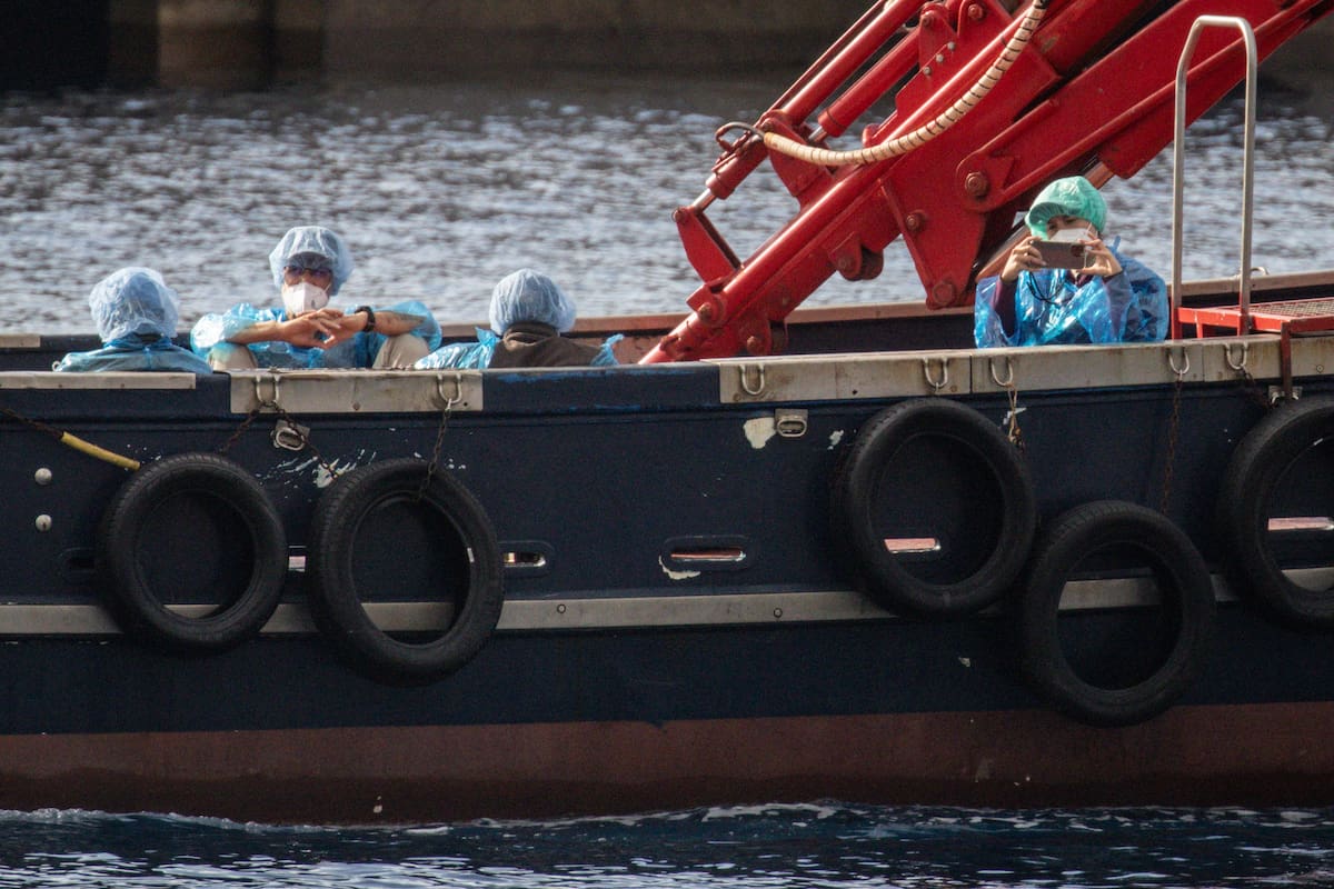 Los primeros grupos ya fueron evacuados del crucero, mientras que más de 20 pasajeros permanecerán a bordo: uno de ellos es el único argentino
