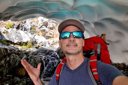 Los primeros meses fueron una mezcla de incertidumbre y entusiasmo, León seguía con su trabajo de manera remota, recorría senderos, subía montañas, navegaba lagos, aprendía a pescar con mosca, hacía kayak, trekking y descubría lugares que hasta ese momento solo existían en sus sueños. (Foto en una caverna de hielo)