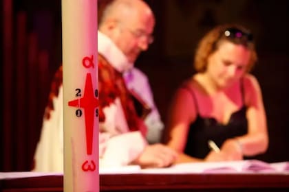 Los primeros registros de población se hicieron en las iglesias, donde se inscribía el nombre de pila del nacido y los nombres por los que eran conocidos sus padres