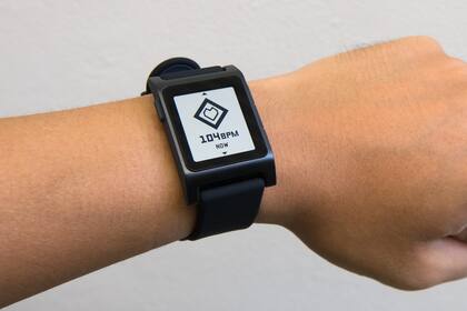 Los primeros relojes Pebble llegaron al mercado en 2012 y fueron un éxito de ventas, pero la compañía no pudo mantenerse en pie y en 2016 fue comprada por Fitbit (que a su vez fue adquirida por Google en 2019)