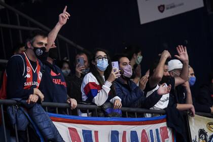 Los primeros simpatizantes azulgranas en regresar a una tribuna fueron los de básquetbol, deporte en el que Tinelli tuvo gran incidencia tiempo atrás; el hartazgo se hizo sentir en forma de canto.