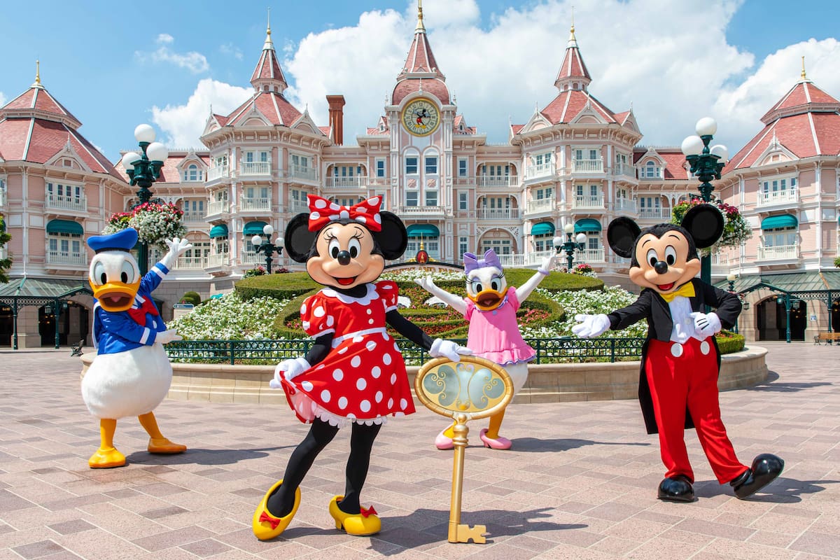Los primeros visitantes de Disneyland París fueron recibidos por personal del parque y personales disfrazados