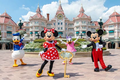 Los primeros visitantes de Disneyland París fueron recibidos por personal del parque y personales disfrazados