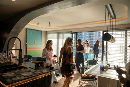Los primeros visitantes recorren el departamento ambientado por el estudio Leti Rocco