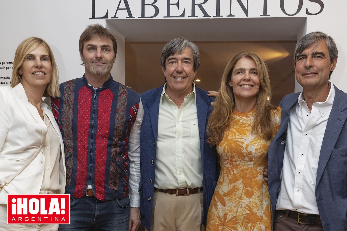 Los primos artistas Alejandra Hoeffner, Eduardo Blaquier, Alejandro “Jandri” Blaquier, Agustina Braun (novia de Jandri y hermana de Martín) y Martín Braun, quien es el autor de los laberintos que dan nombre a la muestra. Faltan Ginette Reynal, que estaba recibiendo a los invitados, y Marina Peralta Ramos, que no pudo asistir
