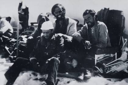 Los primos Eduardo, Daniel y Adolfo Strauch, sobrevivientes de la caída del avión uruguayo en la Cordillera en 1972