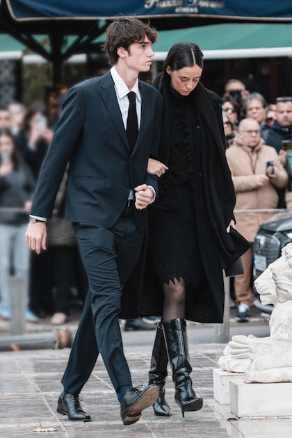 Los primos Pablo Urdangarin –hijo de la infanta Cristina– y Victoria Federica de
Marichalar –hija de la infanta Elena– llegan juntos y del brazo a la Catedral de Atenas