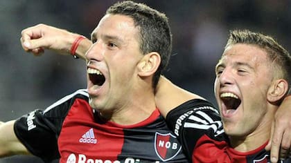 Los primos Rodríguez, en el festejo del primer gol de Denis